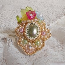 Ring Envolée Fleurie bestickt mit einem Cabochon aus Kunstharz, Lucite-Blüten, Perlmuttperlen und Rocailles